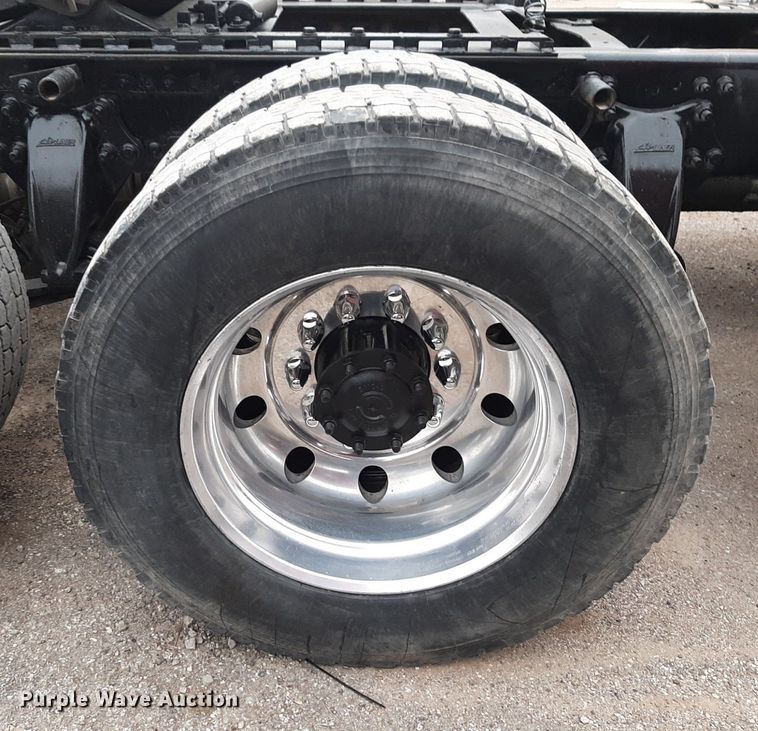 image for item DV9879 2005 Freightliner semi truck