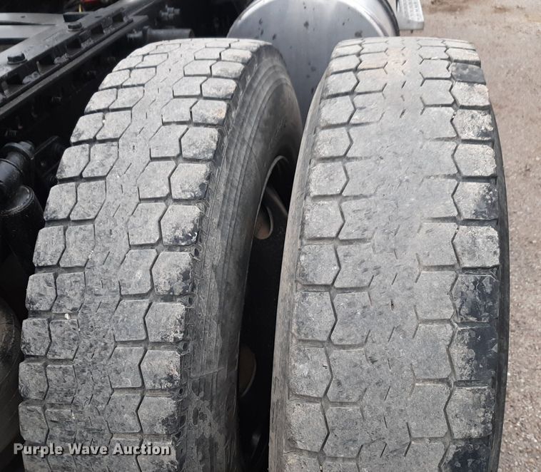 image for item DV9879 2005 Freightliner semi truck