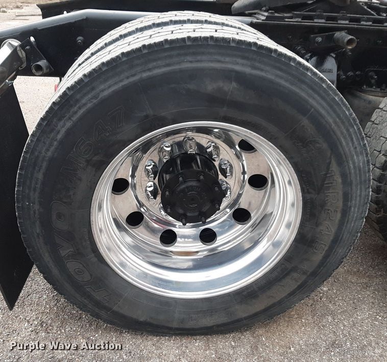 image for item DV9879 2005 Freightliner semi truck