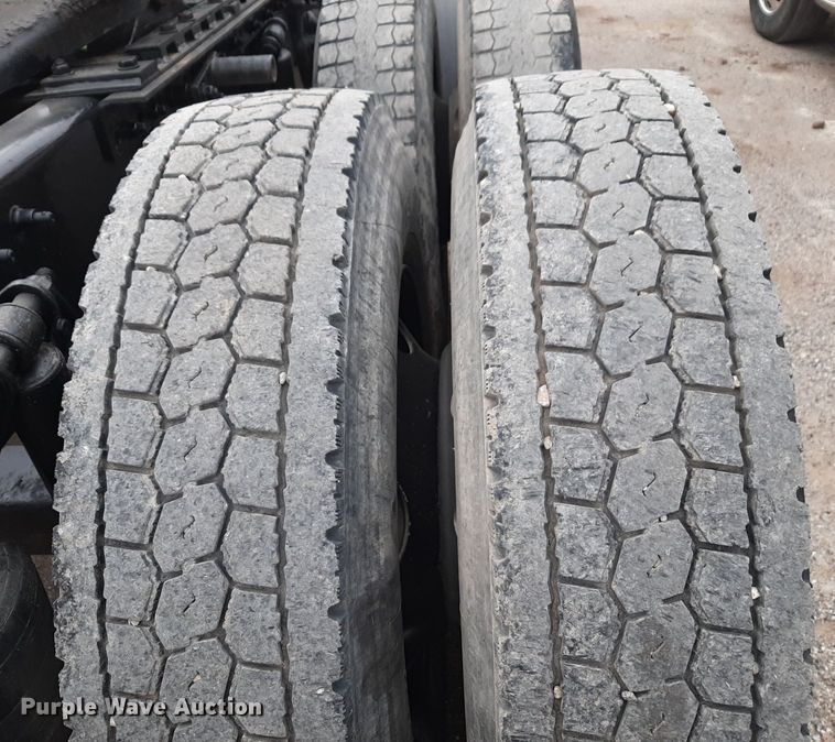 image for item DV9879 2005 Freightliner semi truck