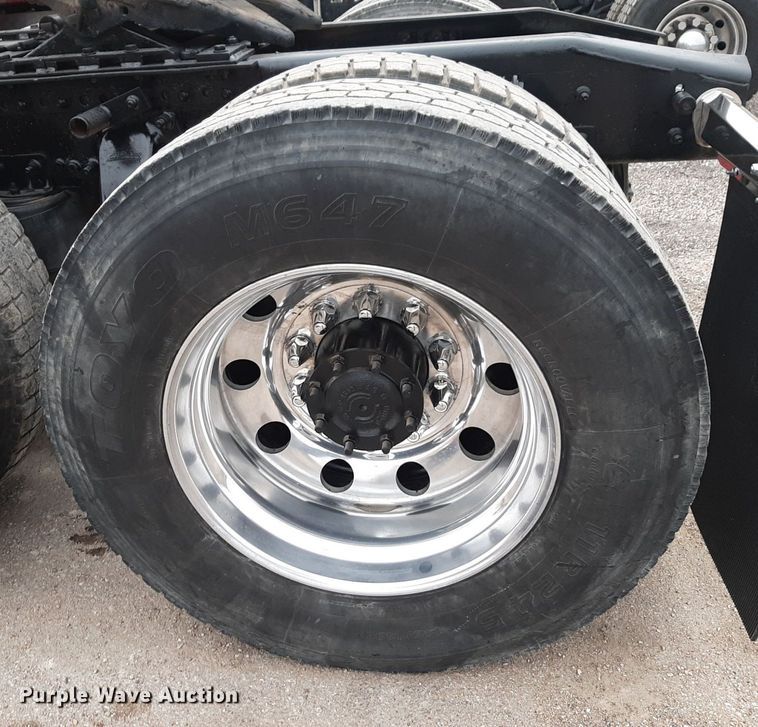 image for item DV9879 2005 Freightliner semi truck