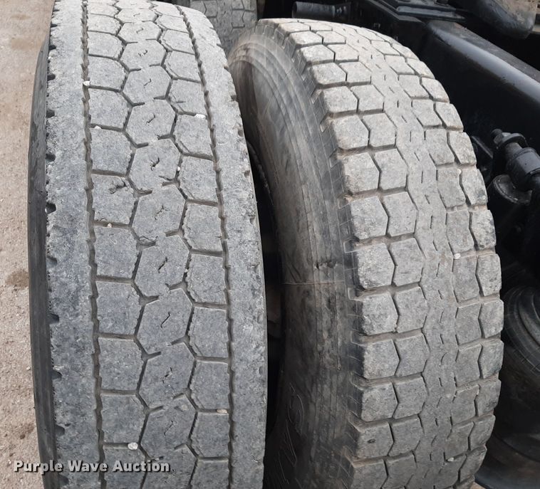 image for item DV9879 2005 Freightliner semi truck