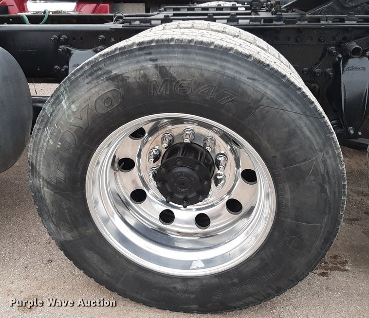 image for item DV9879 2005 Freightliner semi truck