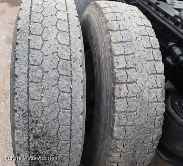 image for item DV9879 2005 Freightliner semi truck