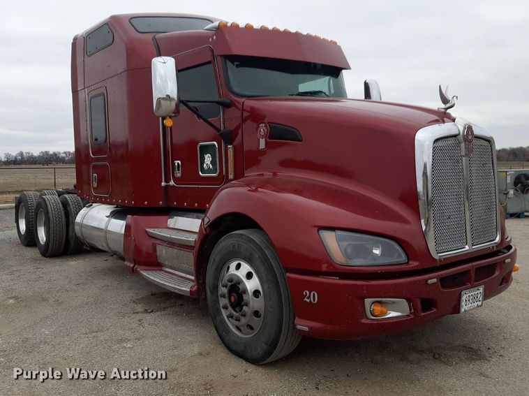 image for item DV9884 2012 Kenworth T600 semi truck