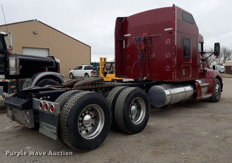 image for item DV9884 2012 Kenworth T600 semi truck