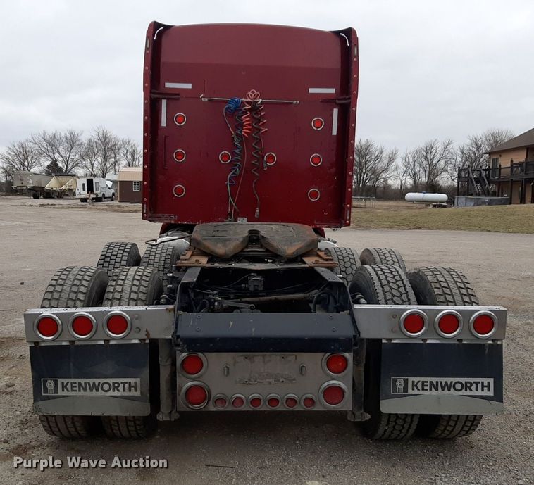 image for item DV9884 2012 Kenworth T600 semi truck