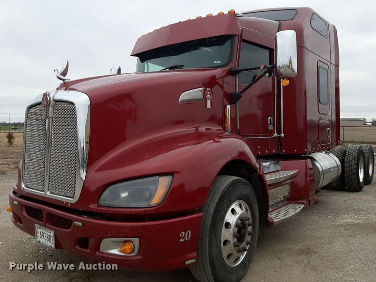 image for item DV9884 2012 Kenworth T600 semi truck