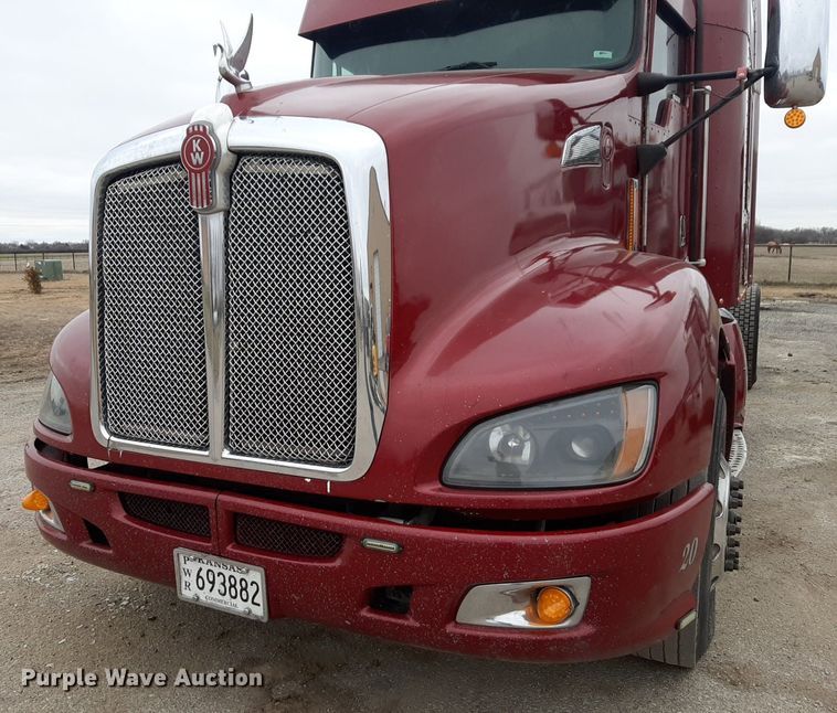 image for item DV9884 2012 Kenworth T600 semi truck