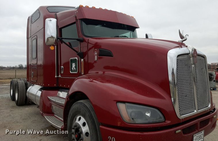 image for item DV9884 2012 Kenworth T600 semi truck