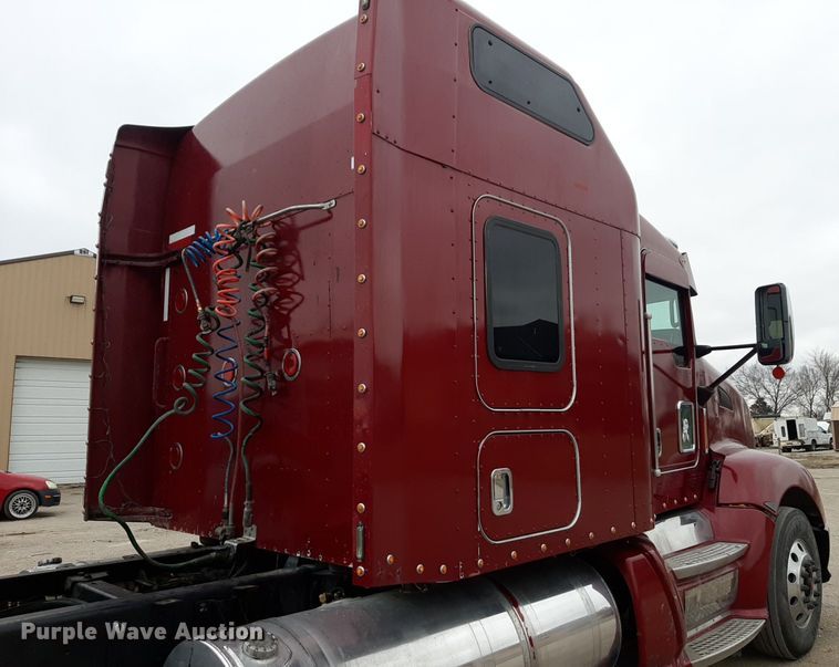 image for item DV9884 2012 Kenworth T600 semi truck