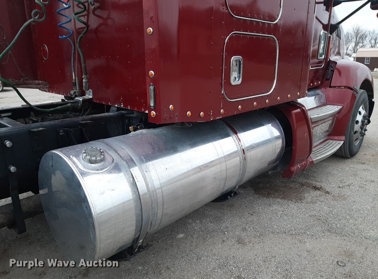 image for item DV9884 2012 Kenworth T600 semi truck