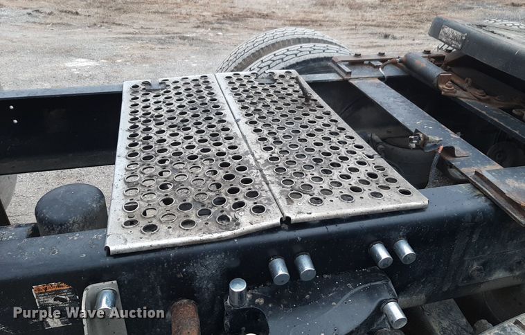 image for item DV9884 2012 Kenworth T600 semi truck