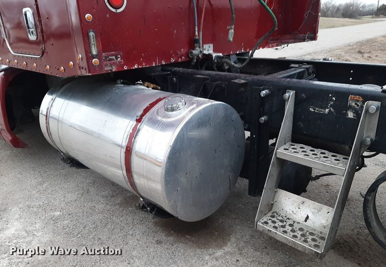 image for item DV9884 2012 Kenworth T600 semi truck