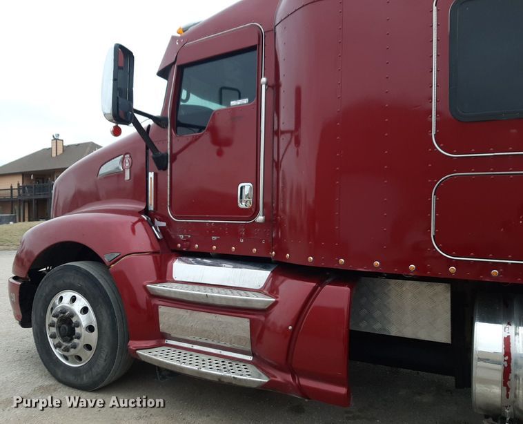 image for item DV9884 2012 Kenworth T600 semi truck