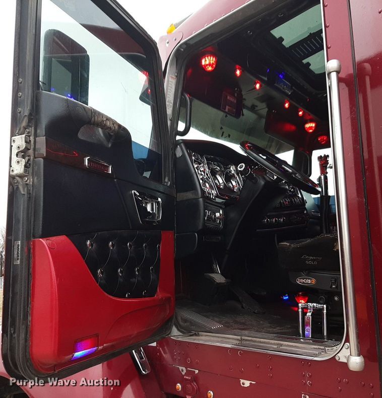 image for item DV9884 2012 Kenworth T600 semi truck