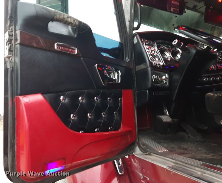 image for item DV9884 2012 Kenworth T600 semi truck