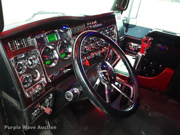 image for item DV9884 2012 Kenworth T600 semi truck