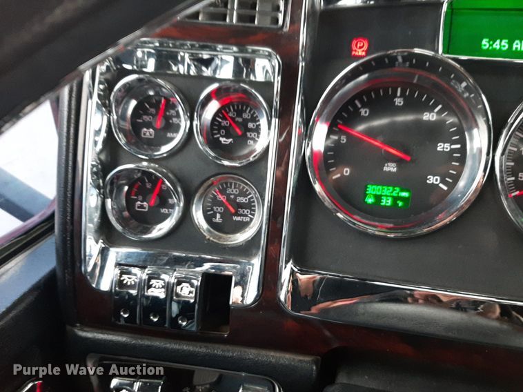 image for item DV9884 2012 Kenworth T600 semi truck