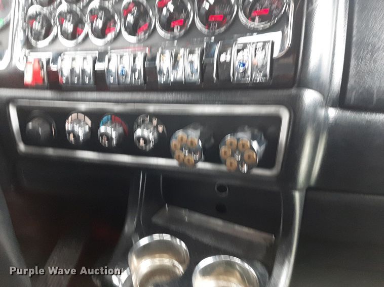 image for item DV9884 2012 Kenworth T600 semi truck