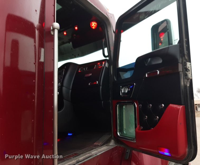 image for item DV9884 2012 Kenworth T600 semi truck