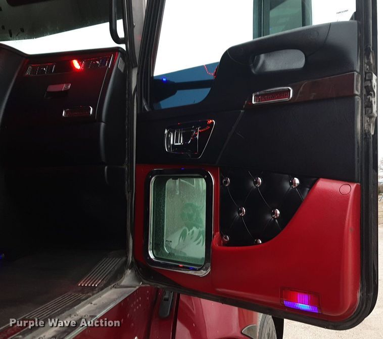 image for item DV9884 2012 Kenworth T600 semi truck