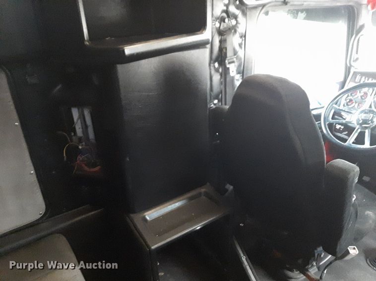 image for item DV9884 2012 Kenworth T600 semi truck