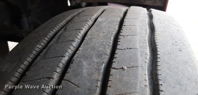 image for item DV9884 2012 Kenworth T600 semi truck