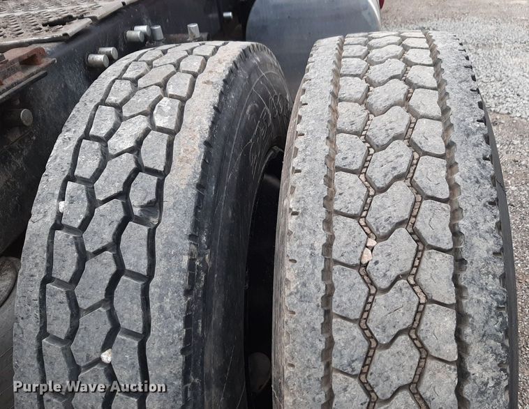 image for item DV9884 2012 Kenworth T600 semi truck