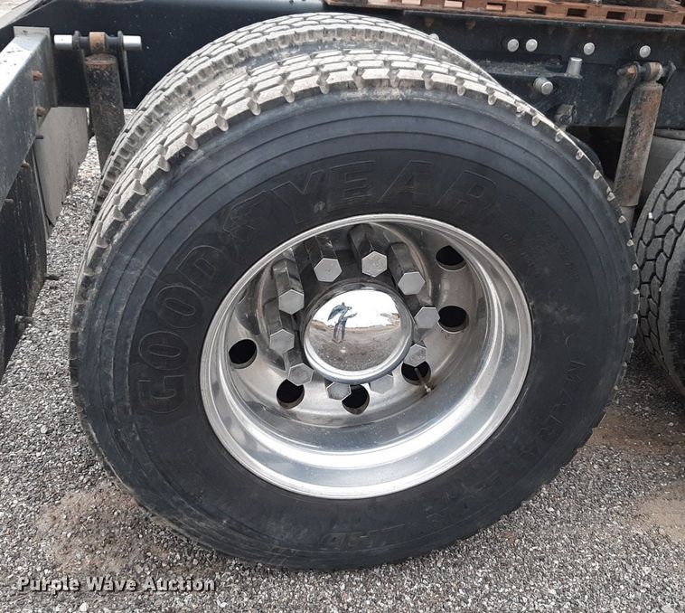 image for item DV9884 2012 Kenworth T600 semi truck