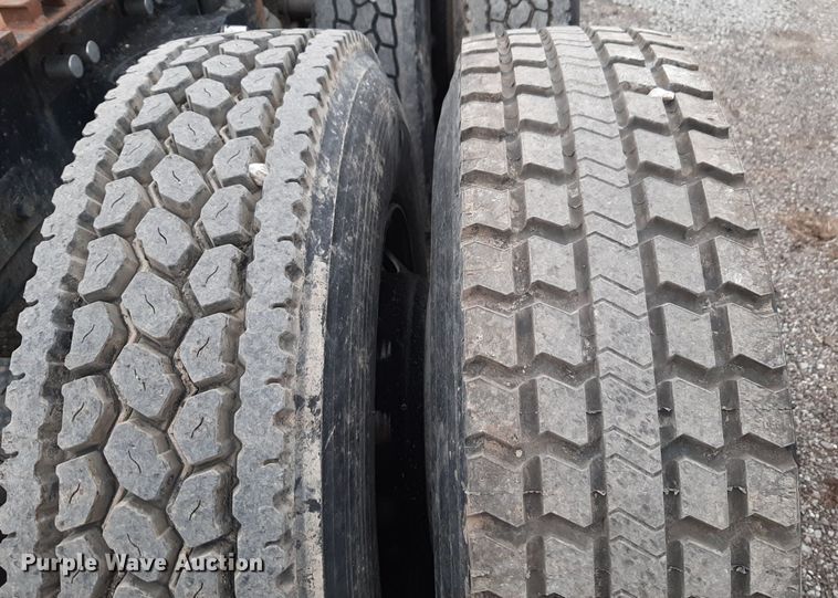 image for item DV9884 2012 Kenworth T600 semi truck