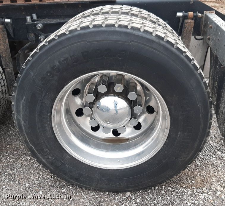 image for item DV9884 2012 Kenworth T600 semi truck