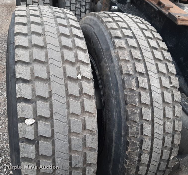 image for item DV9884 2012 Kenworth T600 semi truck