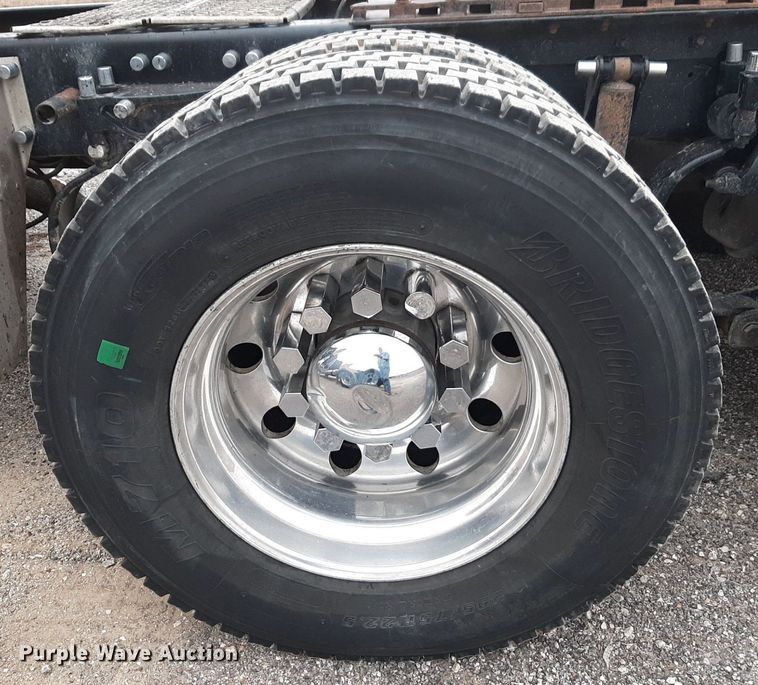 image for item DV9884 2012 Kenworth T600 semi truck