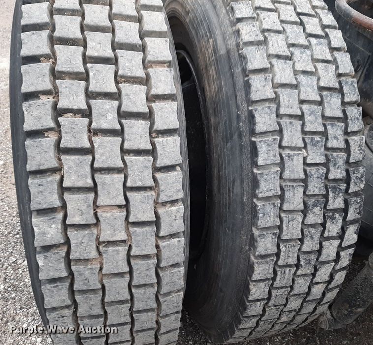 image for item DV9884 2012 Kenworth T600 semi truck