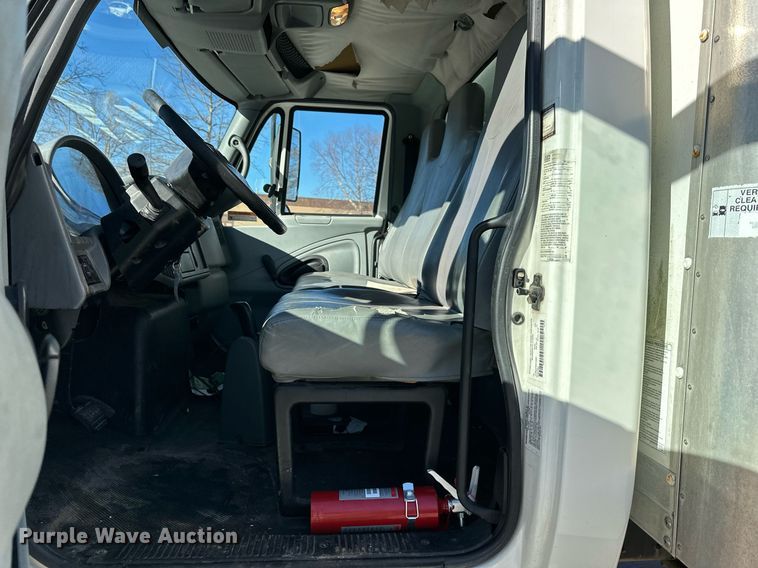 image for item DW2949 2006 International 4200 box truck