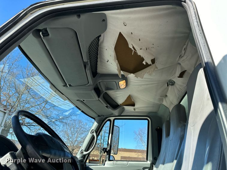 image for item DW2949 2006 International 4200 box truck