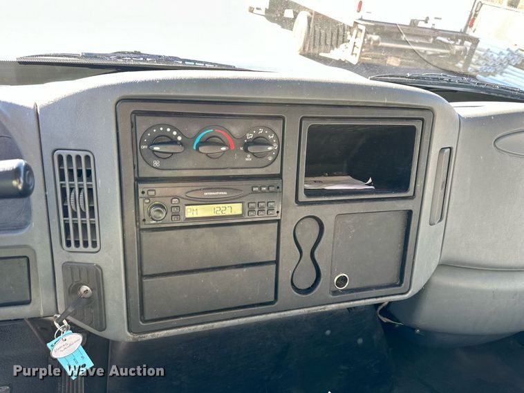 image for item DW2949 2006 International 4200 box truck