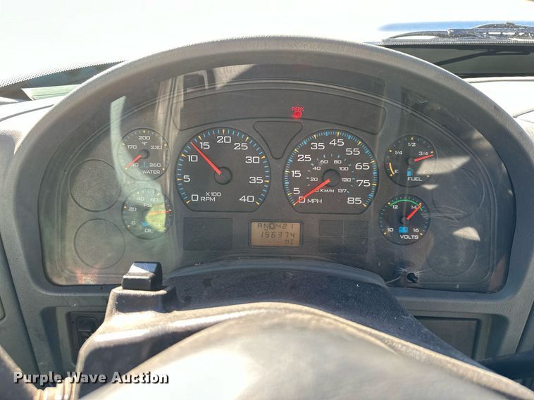 image for item DW2949 2006 International 4200 box truck