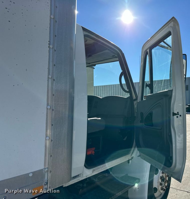 image for item DW2949 2006 International 4200 box truck