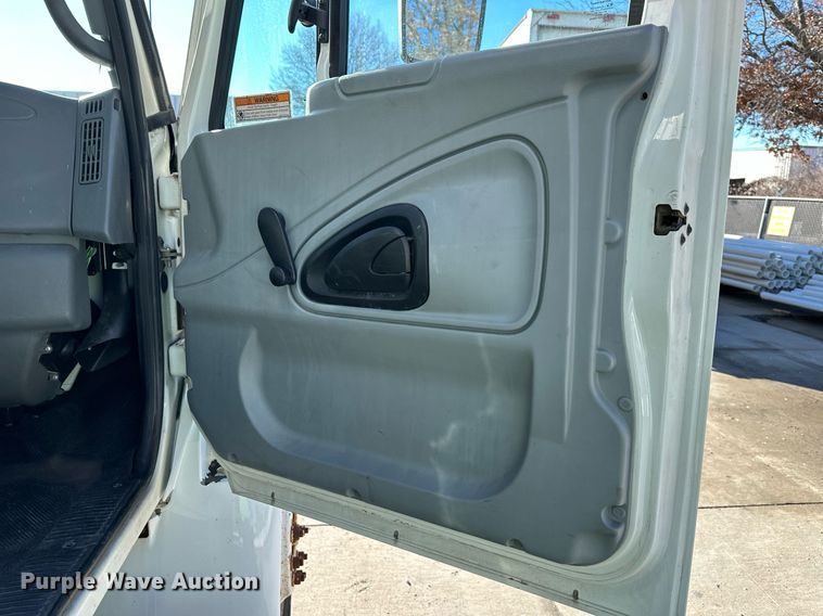 image for item DW2949 2006 International 4200 box truck