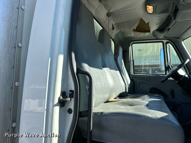 image for item DW2949 2006 International 4200 box truck