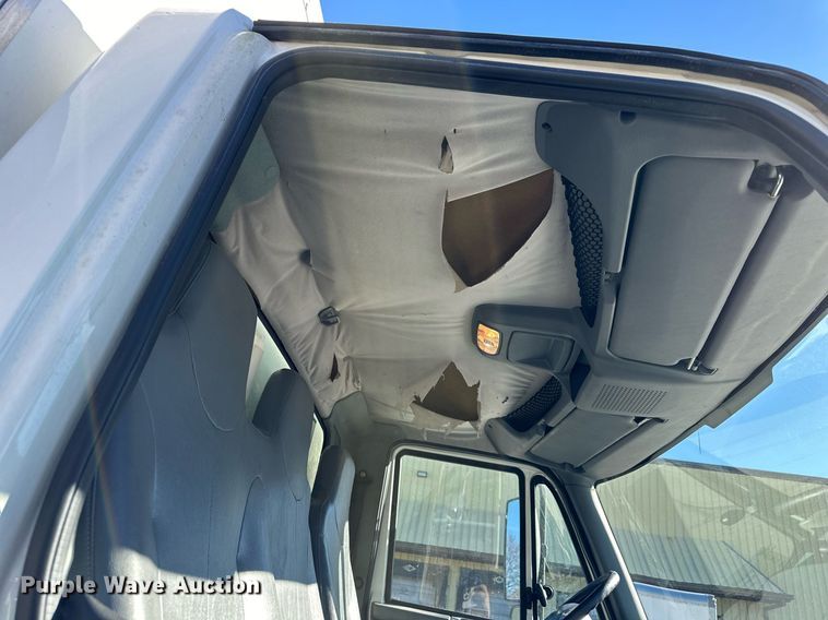 image for item DW2949 2006 International 4200 box truck