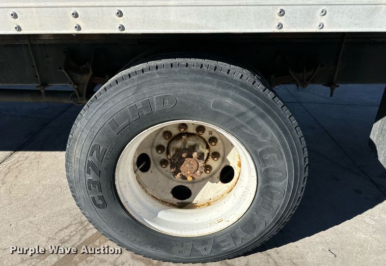 image for item DW2949 2006 International 4200 box truck