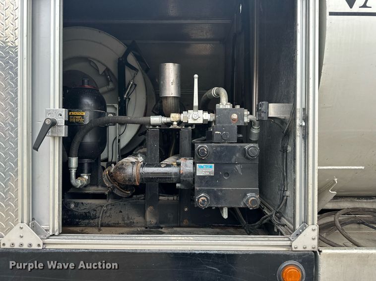 image for item DW2968 2012 International 7300 sewer jetter truck