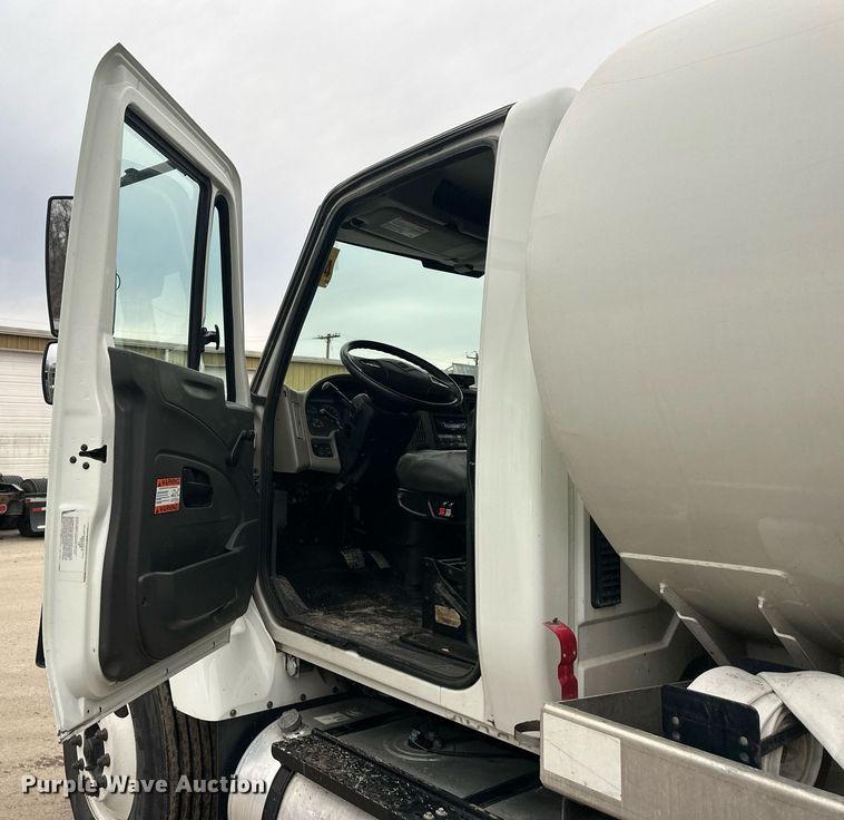 image for item DW2968 2012 International 7300 sewer jetter truck