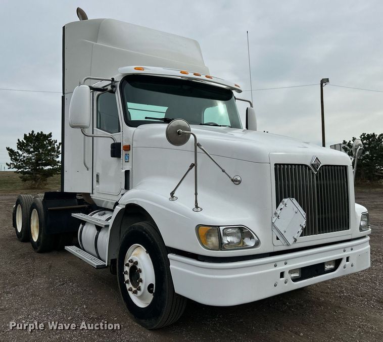 image for item EG1185 2006 International  9400i semi truck