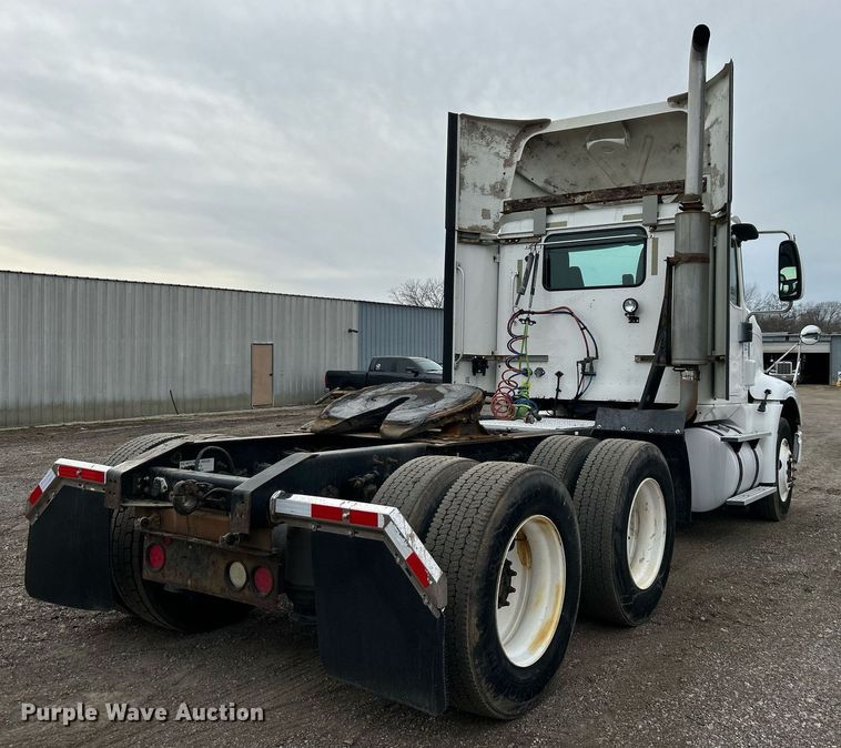 image for item EG1185 2006 International  9400i semi truck