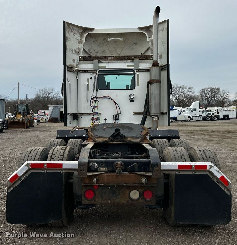 image for item EG1185 2006 International  9400i semi truck