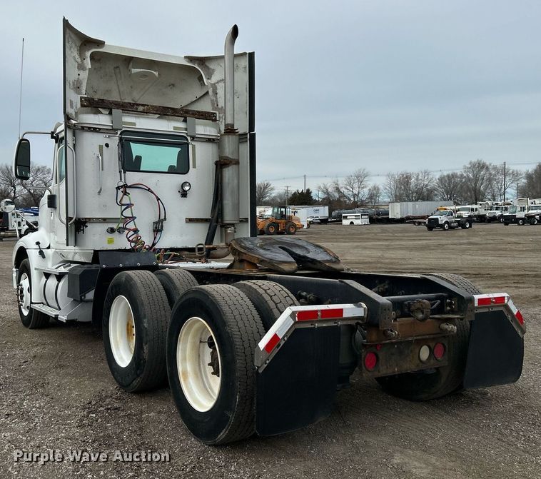 image for item EG1185 2006 International  9400i semi truck